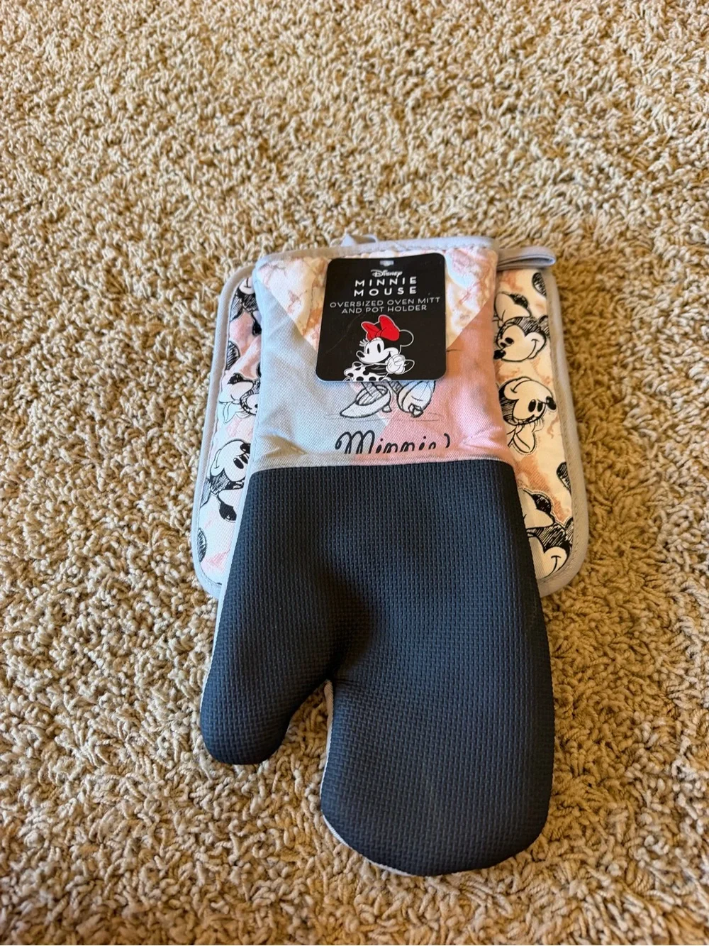Disney Minnie Mouse Oversized Oven Mitt and Pot Holder Set